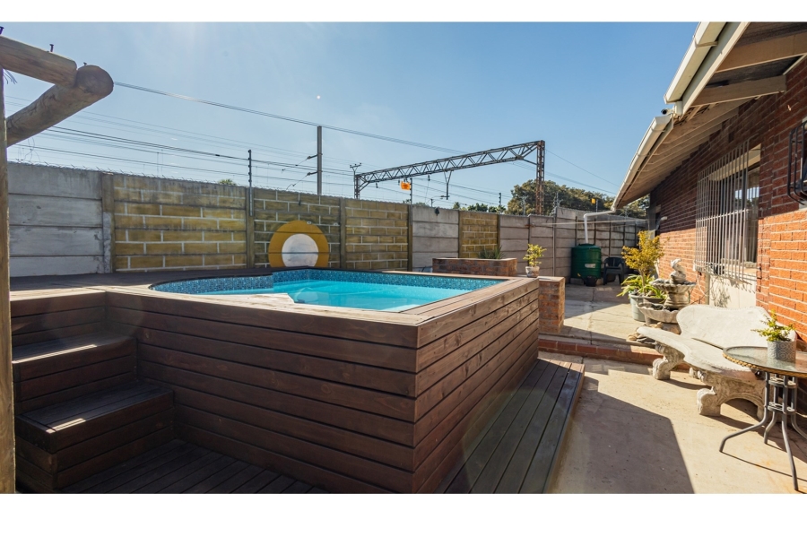5 Bedroom Property for Sale in Avondale Western Cape